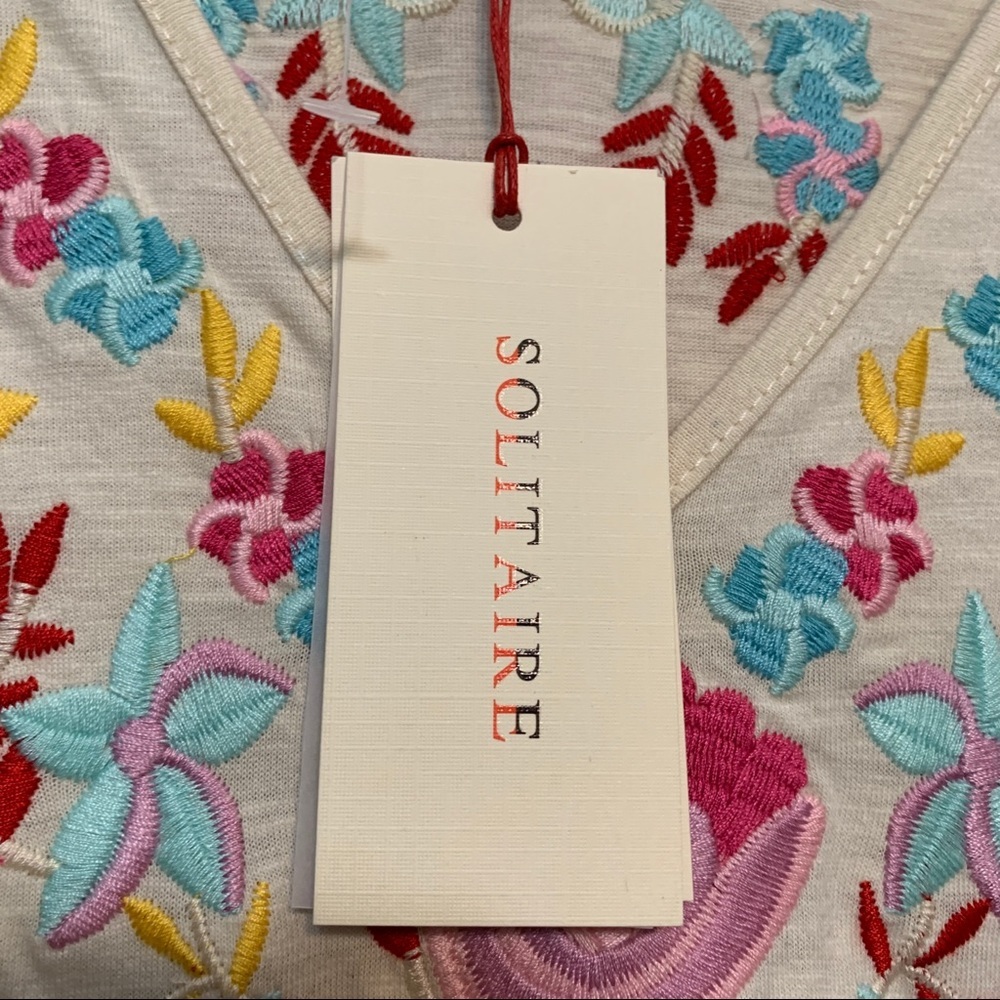 Solitaire Embroidered Top Size Medium NWT - Picture 4 of 7